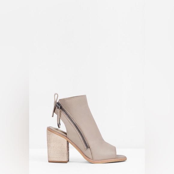 Dolce Vita Shoes - Dolce vita peep toe sandals block heel size 8.5